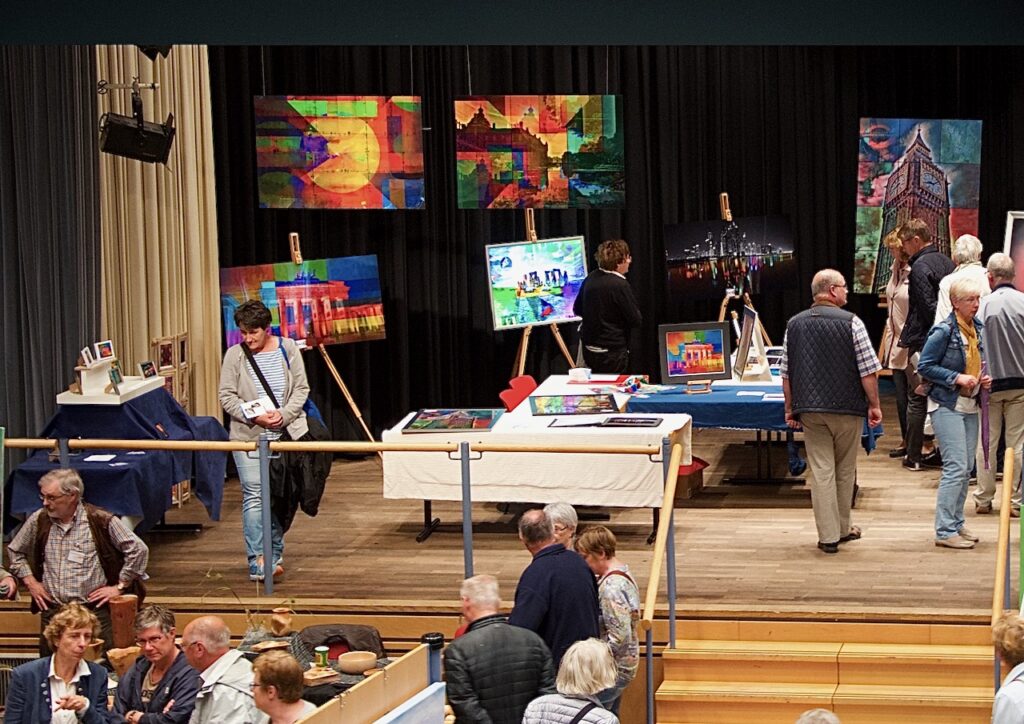 Kunstausstellung Deutschland Künstler PLATUX Kunstwerke auf der Bühne