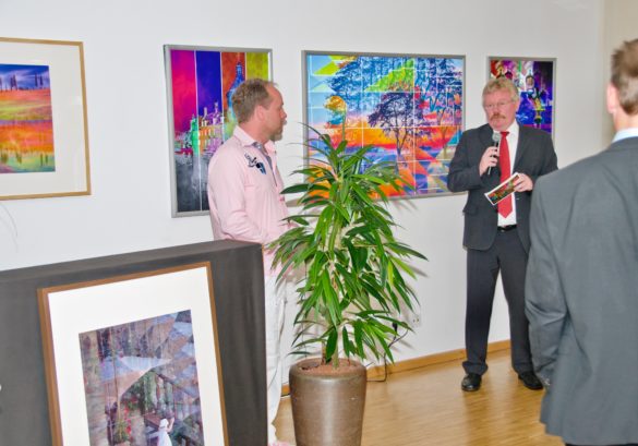 Stadt Bocholt Bürgermeister Peter Nebelo mit Künstler PLATUX Ausstellungseröffnung in der Senioren Residenz Schanze